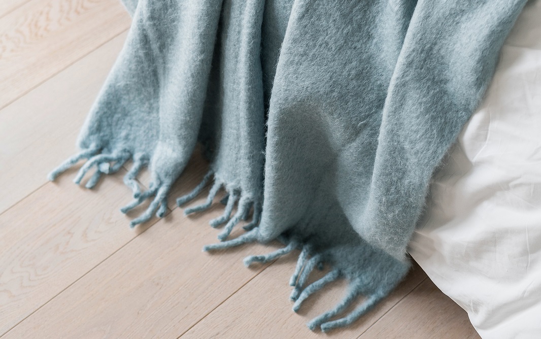 Een extra deken op het bed zorgt ervoor dat je het 's nachts minder snel koud hebt.