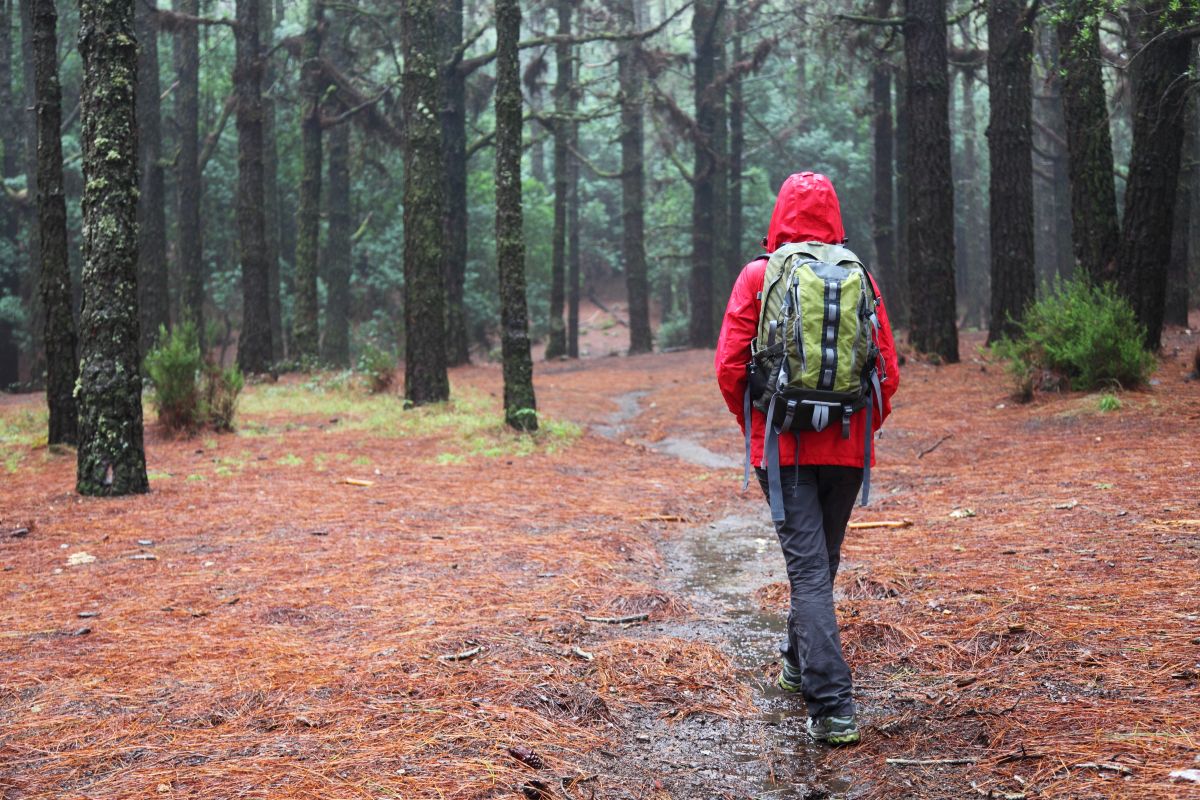 wandelen in regenjas