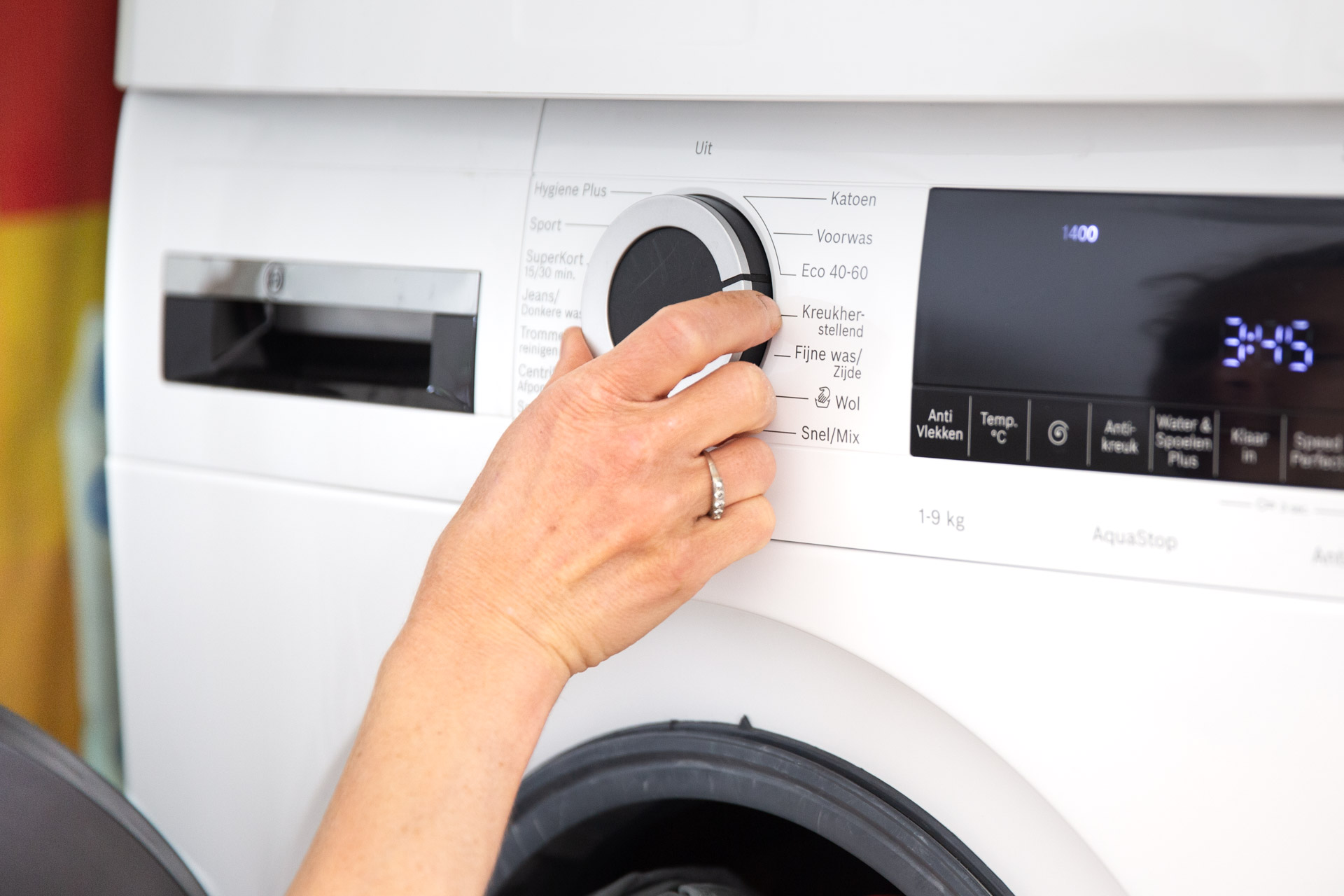 hand zet wasmachine op eco-programma